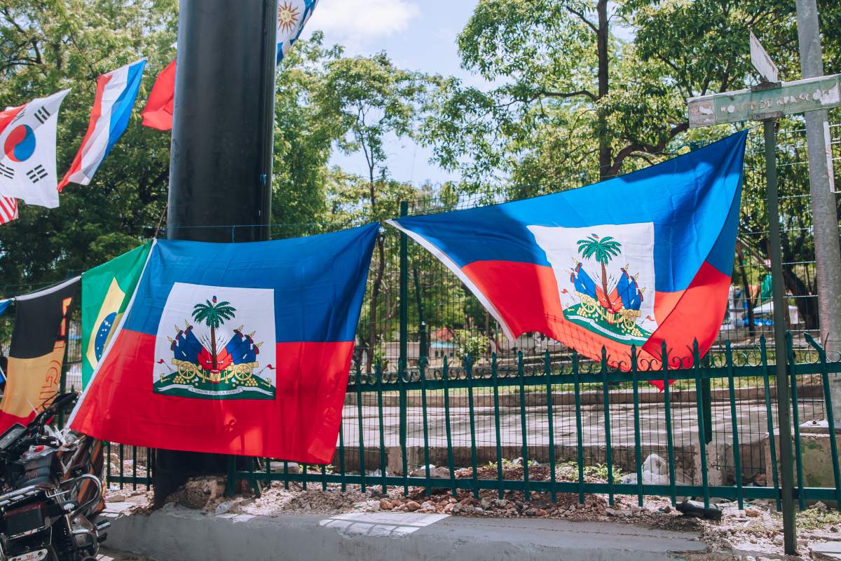 Echoppe de drapeaux installée près d'une place publique (1)